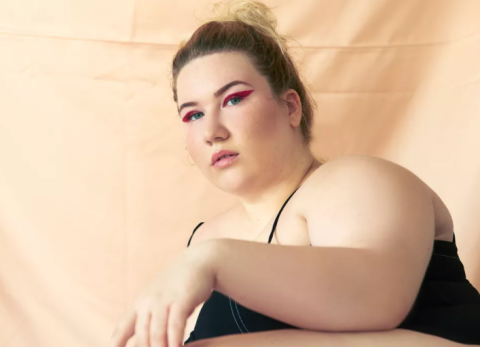 a photo of a woman